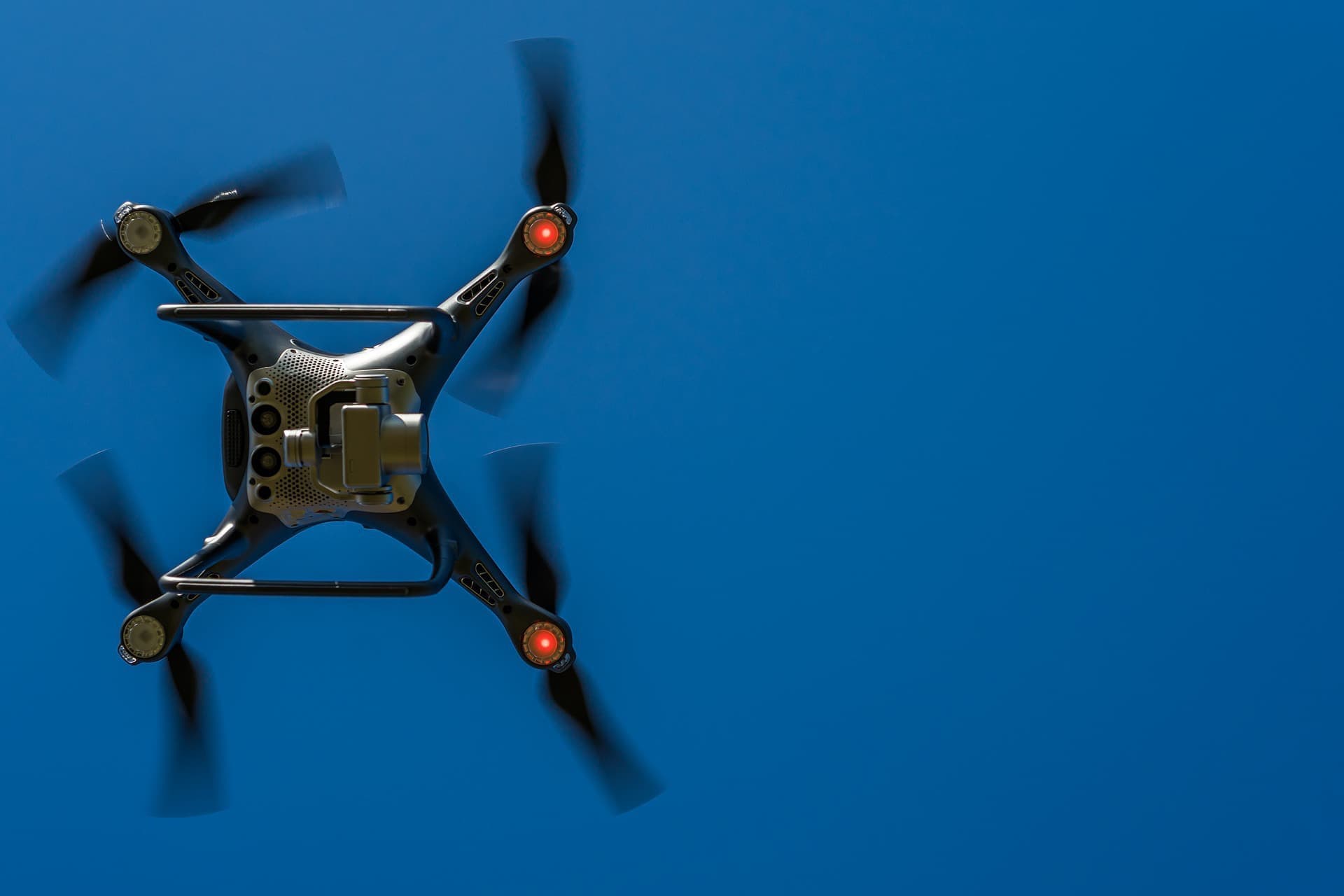drone-3198323_1920.jpg